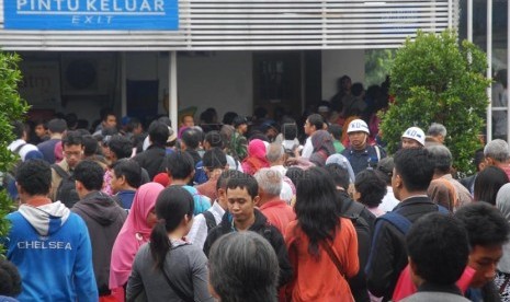  Kepadatan penumpang Kereta Commuter Line yang mengantre untuk keluar gerbang otomatis di Stasiun Manggarai, Jakarta Selatan, Rabu (5/2).  (Republika/Rakhmawaty 