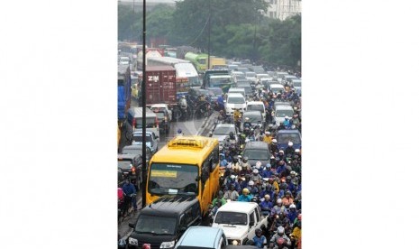  Kemacetan lalu lintas yang parah terjadi di kawasan Cakung, Jakarta Timur, Rabu (5/2).   (Republika/ Wihdan)