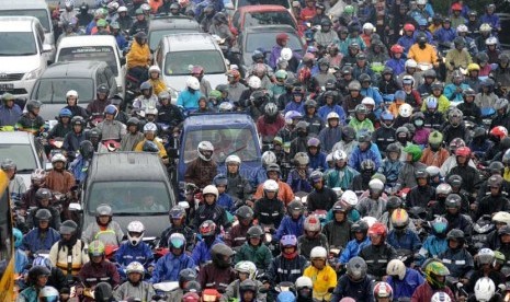  Kemacetan lalu lintas yang parah terjadi di kawasan Cakung, Jakarta Timur, Rabu (5/2).   (Republika/ Wihdan)