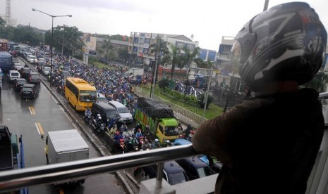  Kemacetan lalu lintas yang parah terjadi di kawasan Cakung, Jakarta Timur, Rabu (5/2).   (Republika/ Wihdan)