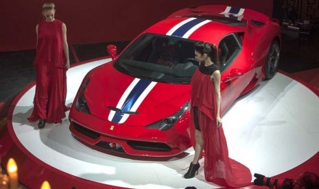  Model berpose dengan mobil supersport Ferrari 458 Speciale saat peluncurannya di Jakarta, Rabu (5/2).    (Antara/Andika Wahyu)