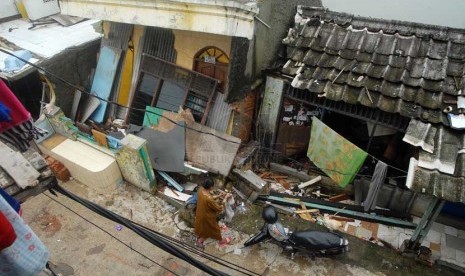   Sebuah rumah ambruk akibat banjir di kawasan bantaran Waduk Pluit, Penjaringan, Jakarta utara, Kamis (6/2).      (Republika/Rakhmawaty La'lang)