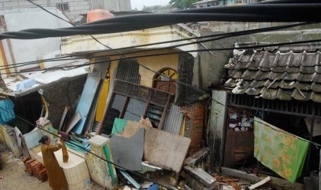   Sebuah rumah ambruk akibat banjir di kawasan bantaran Waduk Pluit, Penjaringan, Jakarta utara, Kamis (6/2).      (Republika/Rakhmawaty La'lang)