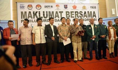  Pembacaan Maklumat Bersama Pemilu Jurdil Damai dan Anti Korupsi di Jakarta, Kamis (6/2).    (Republika/Agung Supriyanto)