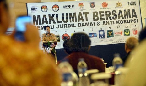 Ketua Komisi Pemilihan Umum (KPU) Husni Kamil Manik memberi sambutan dalam acara 