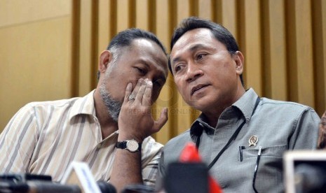   Wakil Ketua KPK Bambang Widjojanto (kiri) berbincang dengan Menteri Kehutanan Zulkifli Hasan (kanan) saat memberikan keterangan pers usai menindaklanjuti nota kesepahaman (MoU) dengan KPK di Gedung KPK, Jakarta, Kamis (6/2).    (Republika/Agung Supriyant