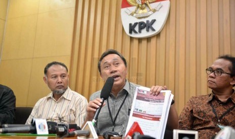   Menteri Kehutanan Zulkifli Hasan (kedua kanan) didampingi Wakil Ketua KPK Bambang Widjojanto ( kiri) saat memberikan keterangan pers usai menindaklanjuti nota kesepahaman (MoU) dengan KPK di Gedung KPK, Jakarta, Kamis (6/2).     (Republika/Agung Supriyan