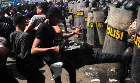  Pengunjuk rasa bentrok dengan aparat kepolisian pada simulasi pengamanan Pemilu 2014 di jalan Diponegoro, Bandung, Kamis (6/2).     (Septianjar Muharam)