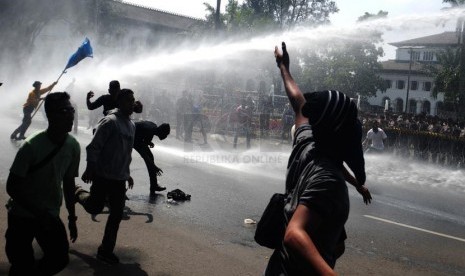   Pengunjuk rasa dibubarkan oleh mobil water canon pada simulasi pengamanan Pemilu 2014 di jalanan Diponegoro, Bandung, Kamis (6/2).     (Septianjar Muharam)