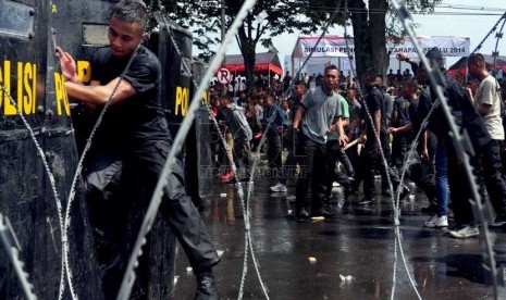  Pengunjuk rasa bentrok dengan aparat kepolisian pada simulasi pengamanan Pemilu 2014 di jalan Diponegoro, Bandung, Kamis (6/2).     (Septianjar Muharam)