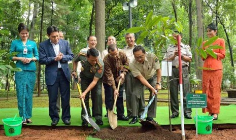  Menteri Kehutanan Zulkifli Hasan, Panglima TNI DR. Moeldoko, dan Dirut PT. Garuda Indonesia Tbk. (Persero) melakukan simbolis penanaman pohon di Taman Hutan Gedung Manggala Wanabakti, Jakarta, Jumat (7/2).