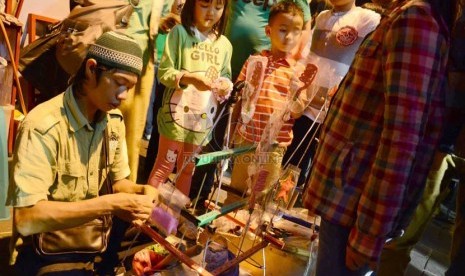  Pedagang makanan tradisional di Braga Culinary Night (BCN) di Jl Braga, Bandung, Sabtu (8/2).  (Republika/Edi Yusuf)