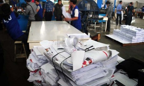  Sejumlah pekerja sibuk mencetak surat suara pemilu legislatif di salah satu pabrik pencetakan di Bandung, Senin (10/2).   (Septianjar Muharam)