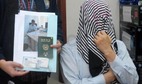   Seorang imigran berprofesi dokter bedah plastik asal Korea Selatan Kim Byung Gun (kanan) menjalani penyidikan oleh petugas Imgrasi di kantor Imigrasi kelas I Jakarta Selatan, Senin (10/2). (Republika/Rakhmawaty La'lang)