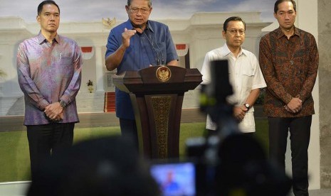 Presiden Susilo Bambang Yudhoyono (kedua kiri) memberikan keterangan pers terkait pergantian Menteri Perdagangan di Kantor Kepresidenan, Jakarta, Rabu (12/2).  (Antara/Widodo S. Jusuf)