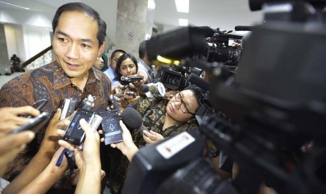  Mantan Dubes Indonesia untuk Jepang Muhammad Lutfi memberikan keterangan pers di Kantor Kepresidenan, Jakarta, Rabu (12/2).   (Antara/Widodo S. Jusuf)