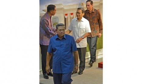   Presiden Susilo Bambang Yudhoyono bersama Wapres Boediono, Gita Wirjawan dan Muhammad Lutfi berjalan meninggalkan podium usai memberikan keterangan pers di Kantor Kepresidenan, Jakarta, Rabu (12/2).   (Antara/Widodo S. Jusuf)