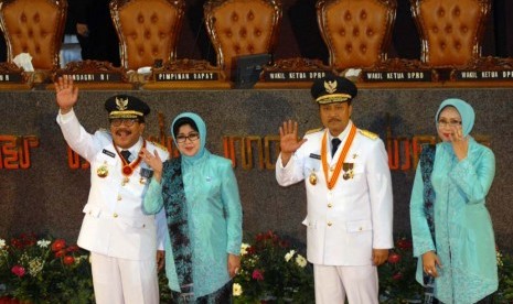  Gubernur dan Wakil Gubernur Jawa Timur terpilih, Soekarwo (kiri) dan Saifullah Yusuf (kedua kanan) didampingi istri melambaikan tangannya usai pelantikan di Gedung DPRD Propinsi Jatim, Surabaya, Jatim, Rabu (12/2).  (Antara/M Risyal Hidayat)