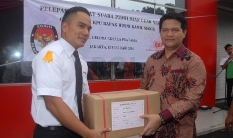   Ketua Komisi Pemilihan Umum (KPU) Husni Kamil Manik (kanan) menyerahkan secara simbolik surat suara untuk dikirim ke panitia pemungutan luar negeri (PPLN) di Jakarta, Rabu (12/2).  (Republika/Rakhmawaty La'lang)