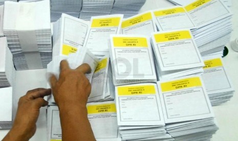  Sejumlah pekerja melipat surat suara peruntukan wilayah Jakarta dan luar negeri di ruang produksi PT. Gelora Aksara Pratama (Erlangga), Jakarta Timur, Rabu (12/2). ( Republika/Rakhmawaty La'lang)