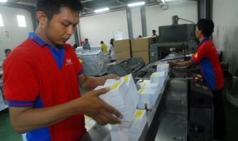  Sejumlah pekerja melipat surat suara peruntukan wilayah Jakarta dan luar negeri di ruang produksi PT. Gelora Aksara Pratama (Erlangga), Jakarta Timur, Rabu (12/2). ( Republika/Rakhmawaty La'lang)