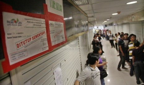  Pedagang Pasar Baru melakukan aksi di depan toko yang tutup di Pasar Baru Metro Atom, Jakarta Pusat, Kamis (13/2).  (Republika/Yasin Habibi)