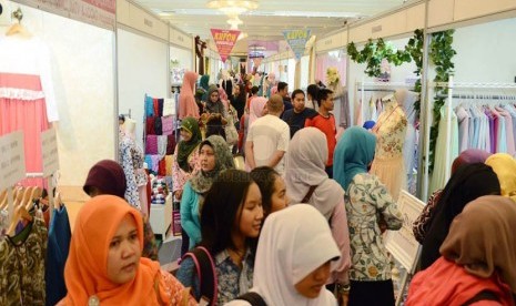  Suasana pengunjung acara 'Hijab Fashion Week 2014' di Gedung Graha Manggala Siliwangi, Bandung, Kamis (13/2).  (Republika/Edi Yusuf)