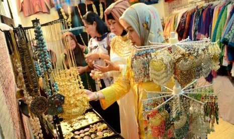  Pengunjung memilih busana muslim pada acara 'Hijab Fashion Week 2014' di Gedung Graha Manggala Siliwangi, Bandung, Kamis (13/2). (Republika/Edi Yusuf)