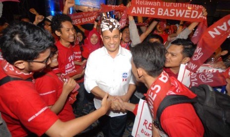   Anies Baswedan (tengah) menyalami pendukungnya usai Debat Konvensi Capres partai Demokrat 2014 sesi pertama di Surabaya, Jatim, Kamis (13/2).  (Antara/M Risyal Hidayat)