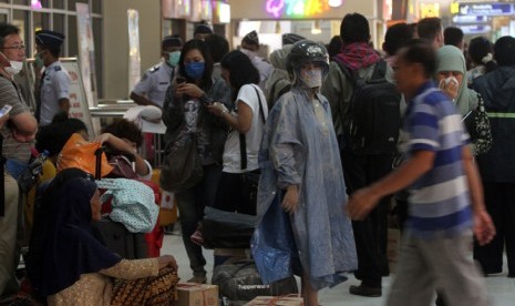  Sejumlah penumpang menumpuk dan terlantar ketika terjadi hujan abu di Bandara Adi Sutjipto, Yogyakarta, Jumat (14/2). (Antara/Regina Safri)