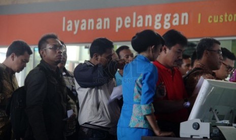   Penumpang antre membeli tiket kereta di Stasiun Gambir, Jakarta Pusat, Jumat (14/2). (Republika/Yasin Habibi)