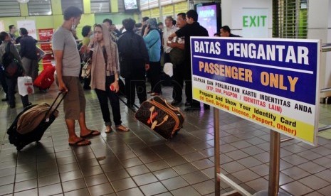  Penumpang menunggu kereta di Stasiun Gambir, Jakarta Pusat, Jumat (14/2).    (Republika/Yasin Habibi)