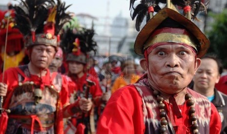  Warga keturunan Tionghoa mengikuti pawai Cap Go Meh di jalan Gajah Mada, Jakarta Pusat, Jumat (14/2).  (Republika/Yasin Habibi)