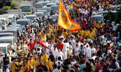  Warga keturunan Tionghoa mengikuti pawai Cap Go Meh di jalan Gajah Mada, Jakarta Pusat, Jumat (14/2).  (Republika/Yasin Habibi)