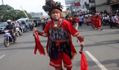  Warga keturunan Tionghoa mengikuti pawai Cap Go Meh di jalan Gajah Mada, Jakarta Pusat, Jumat (14/2).  (Republika/Yasin Habibi)