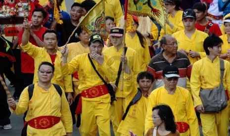  Warga keturunan Tionghoa mengikuti pawai Cap Go Meh di jalan Gajah Mada, Jakarta Pusat, Jumat (14/2).  (Republika/Yasin Habibi)