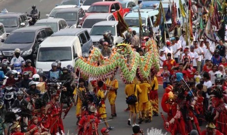  Warga keturunan Tionghoa mengikuti pawai Cap Go Meh di jalan Gajah Mada, Jakarta Pusat, Jumat (14/2).  (Republika/Yasin Habibi)