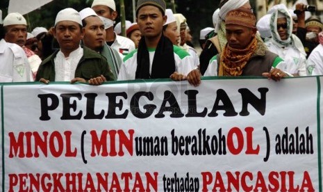  Sejumlah massa Front Pembela Islam melakukan aksi unjuk rasa menolak peredaran minuman keras (miras) di Bundaran HI, Jakarta Pusat, Jumat (14/2). (Republika/Yasin Habibi)