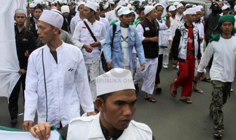  Sejumlah massa Front Pembela Islam melakukan aksi unjuk rasa menolak peredaran minuman keras (miras) di Bundaran HI, Jakarta Pusat, Jumat (14/2). (Republika/Yasin Habibi)