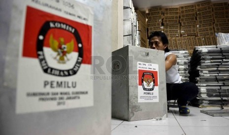  Petugas dari Komisi Pemilihan Umum Kota Jakarta Pusat merakit kotak suara di gudang penyimpanan kawasan Bungur, Jakarta Pusat, Senin (17/1).   (Republika/Agung Supriyanto)