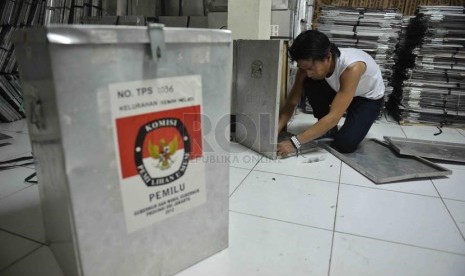  Petugas dari Komisi Pemilihan Umum Kota Jakarta Pusat merakit kotak suara di gudang penyimpanan kawasan Bungur, Jakarta Pusat, Senin (17/1).   (Republika/Agung Supriyanto)