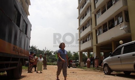 Warga Kampung Pulo melihat kondisi rumah susun Cipinang Besar Selatan (Cibesel) yang akan mereka tempati di Kebon Nanas, Jakarta Timur, Senin (17/2).  (Republika/Yasin Habibi)