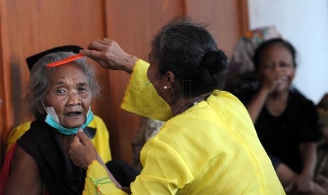  Sejumlah pengungsi masih bertahan di pelataran Masjid An-nur, Pare – Kediri, Senin (17/2).  ( Republika/Adhi Wicaksono)