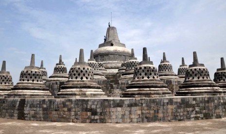  Sejumlah relawan membersihkan abu vulkanik erupsi Gunung Kelud yang menempel si permukaan batu Borobudur, Magelang Jateng, Senin (17/2).     (Antara/Anis Efizudin)