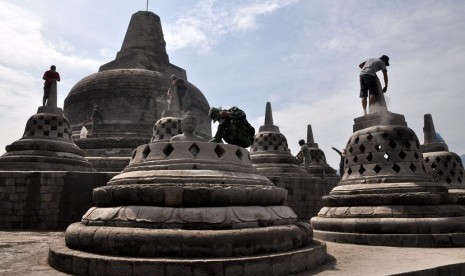  Sejumlah relawan membersihkan abu vulkanik erupsi Gunung Kelud yang menempel si permukaan batu Borobudur, Magelang Jateng, Senin (17/2).     (Antara/Anis Efizudin)