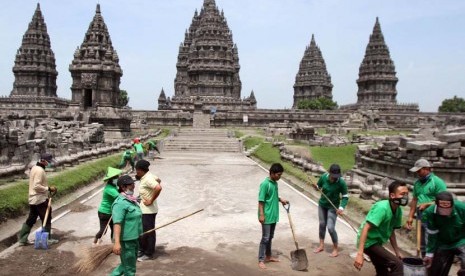 Petugas membersihkan abu vulkanik Gunung Kelud di pelataran Candi Prambanan, Sleman, Jateng, Senin (17/2).   (Antara/Regina Safri)