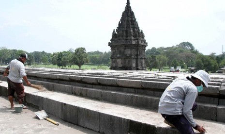  Petugas membersihkan abu vulkanik Gunung Kelud di pelataran Candi Prambanan, Sleman, Jateng, Senin (17/2).   (Antara/Regina Safri)