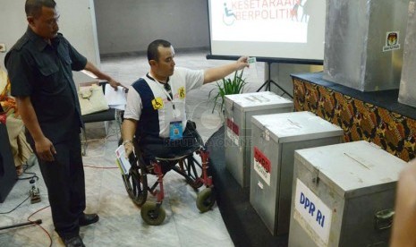  Sosialisasi Pemilu untuk kaum Difabel dan Lansia di Gedung Indonesia Menggugat (GIM), Bandung, Selasa (18/2). (Republika/Edi Yusuf)