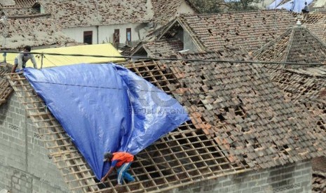  Kondisi Desa Laharpang, Puncu, Kediri, Jawa Timur, Selasa (18/2), yang terkena dampak erupsi Gunung Kelud. (Republika/Adhi Wicaksono)