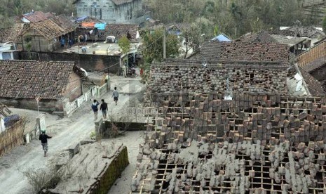  Kondisi Desa Laharpang, Puncu, Kediri, Jawa Timur, Selasa (18/2), yang terkena dampak erupsi Gunung Kelud. (Republika/Adhi Wicaksono)